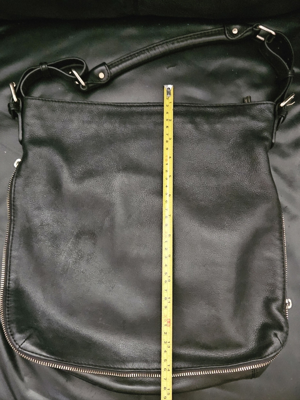 Danier 100% Leather Black  Classic Hobo Zipper  Bag Gold Hardware - Picture 10 of 14